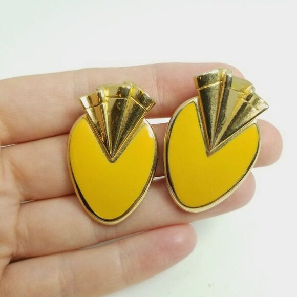 Vintage Yellow Enamel and Gold Tone Fan Shaped Oval Stud 80s Style Earrings - Picture 6 of 6